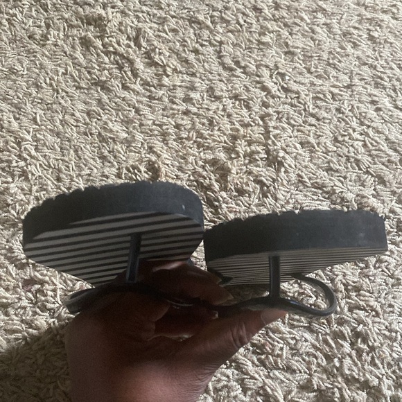 TOMMY HILFIGER. Black & White Flip Flops. Size 9-10 - Picture 3 of 7